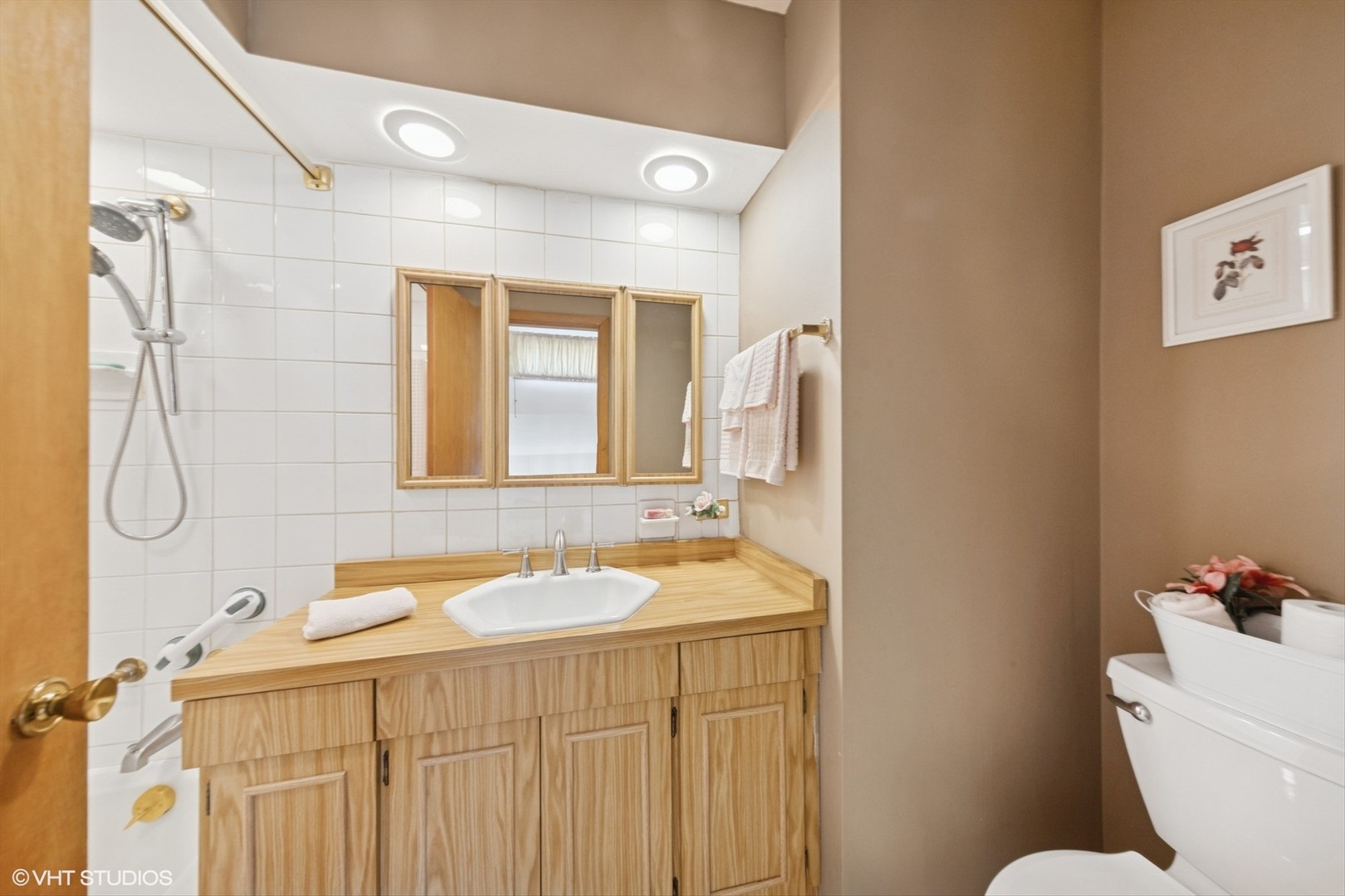 506 South Charleton Street Willow Springs, IL 60480 - Photo 14 of 21 a bathroom with a sink a toilet and shower