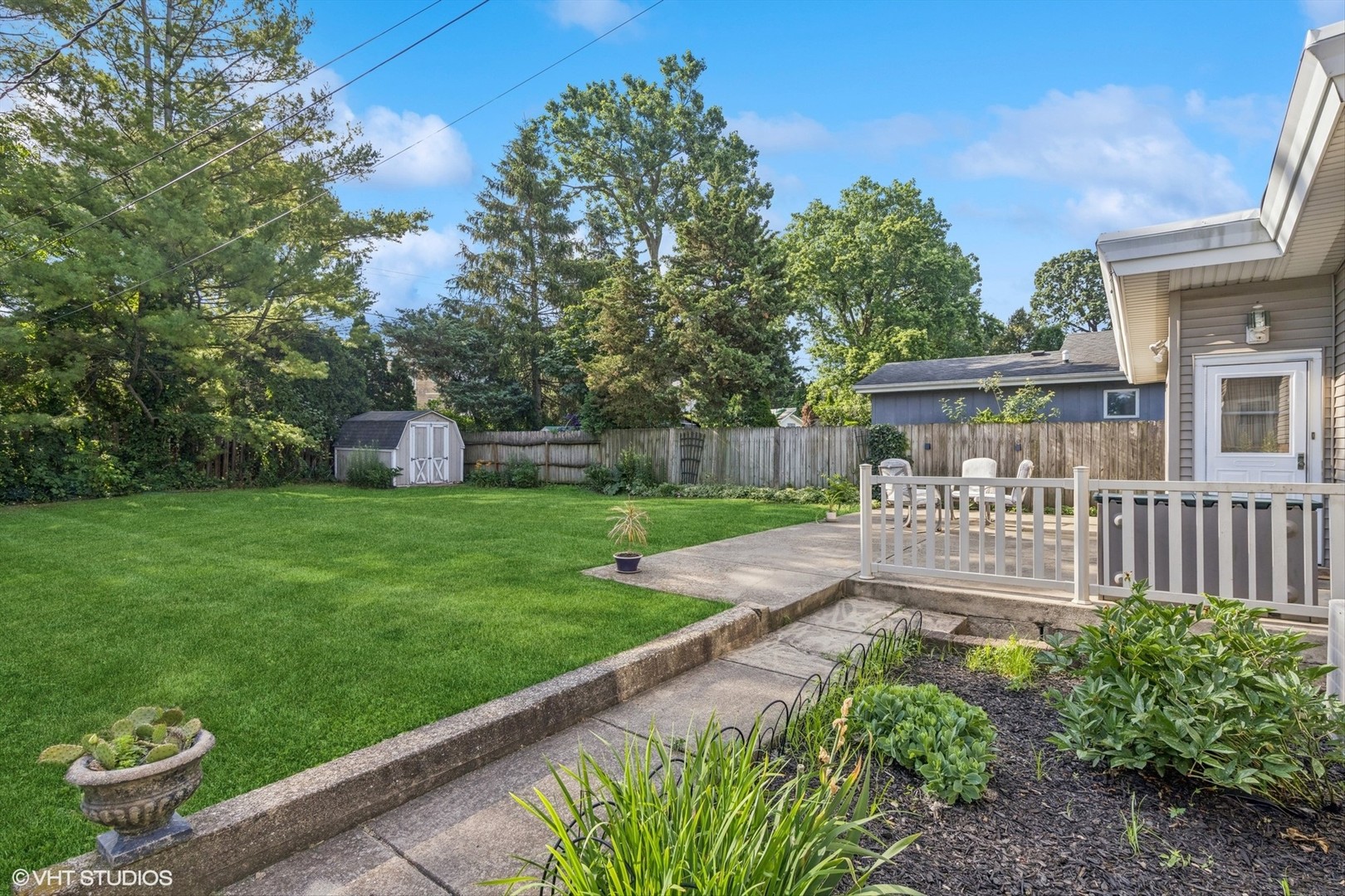 506 South Charleton Street Willow Springs, IL 60480 - Photo 19 of 21 a view of a porch with a garden
