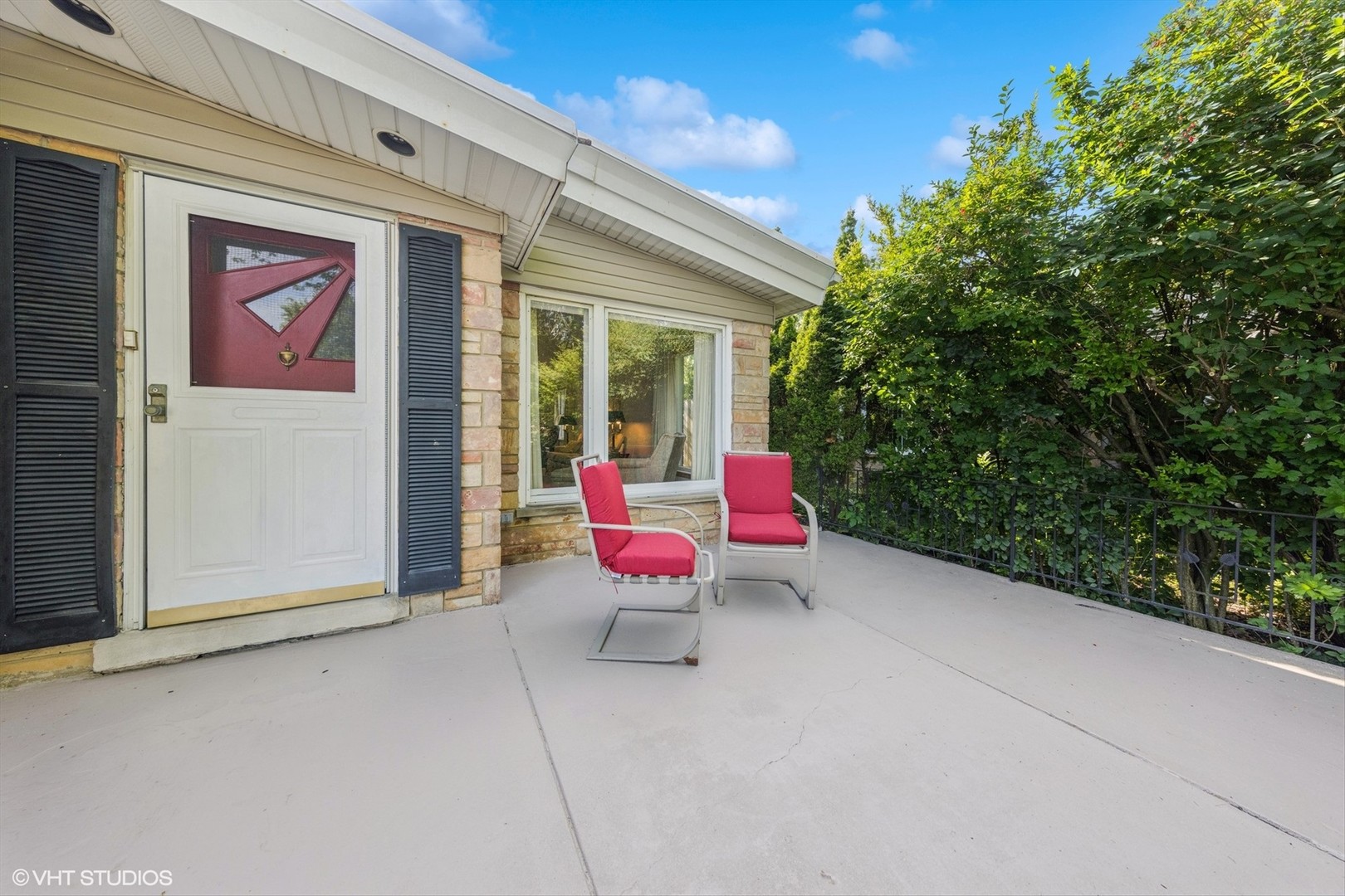 506 South Charleton Street Willow Springs, IL 60480 - Photo 2 of 21 a house view with a sitting space