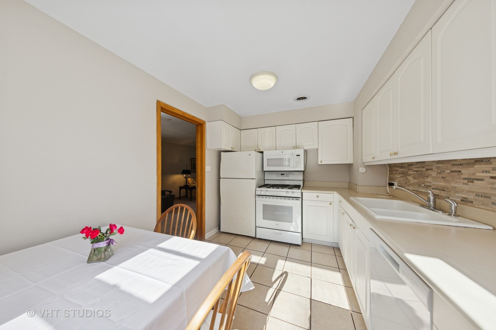 506 South Charleton Street Willow Springs, IL 60480 - Photo 5 of 21 a kitchen with granite countertop a sink cabinets and stainless steel appliances