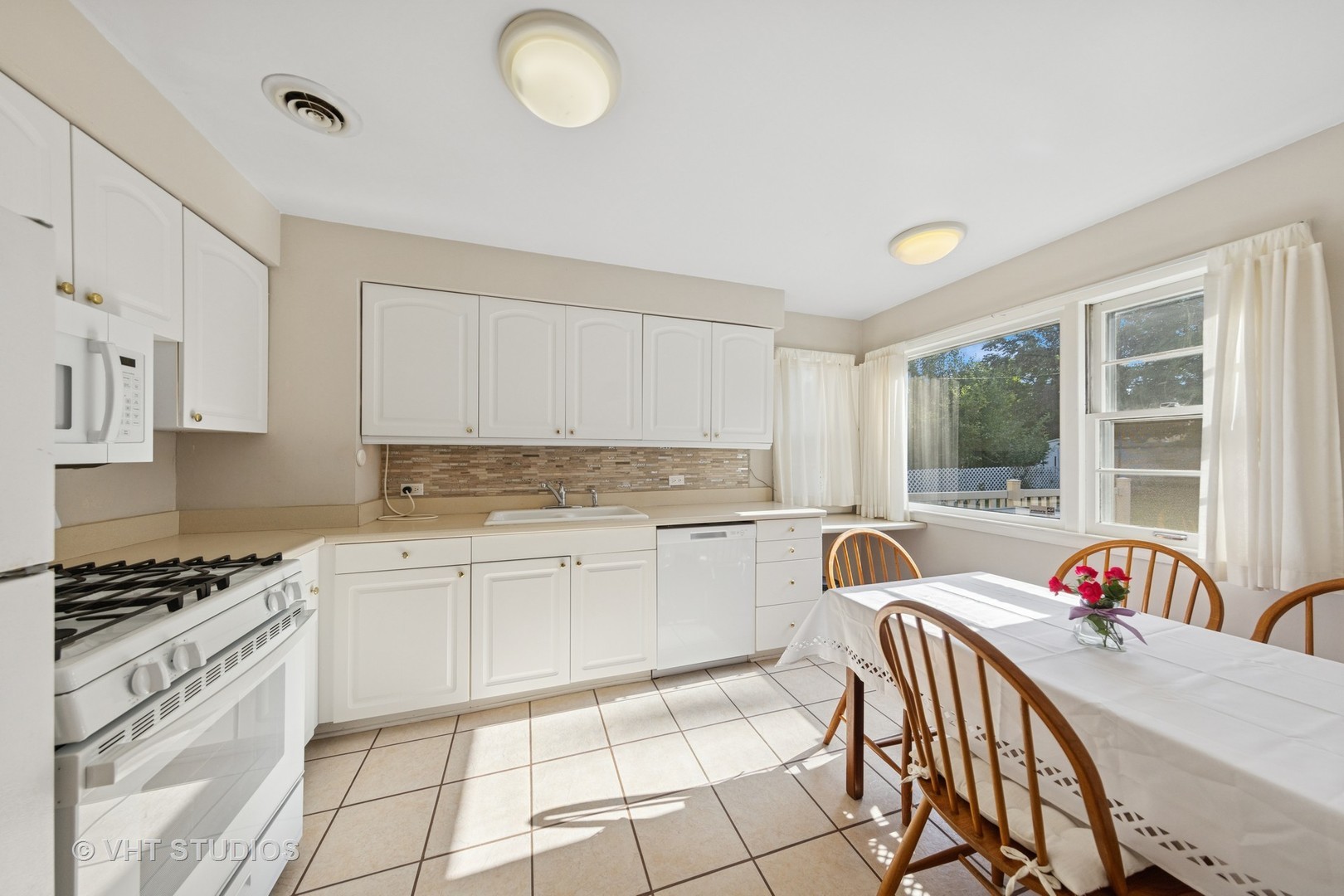 506 South Charleton Street Willow Springs, IL 60480 - Photo 6 of 21 a kitchen that has a cabinets and appliances