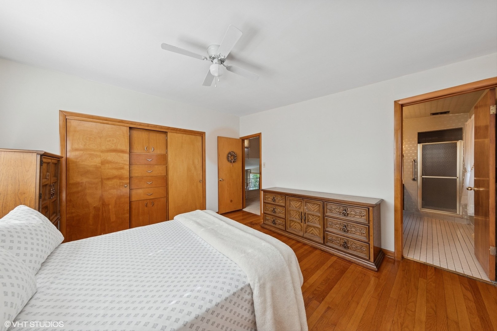 506 South Charleton Street Willow Springs, IL 60480 - Photo 10 of 21 a bedroom with a large bed and a chandelier