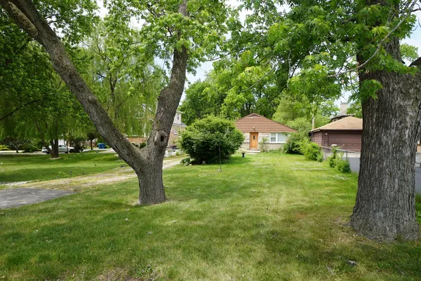 $325,000 | 208 North Graylynn Drive, Mount Prospect, IL 60056