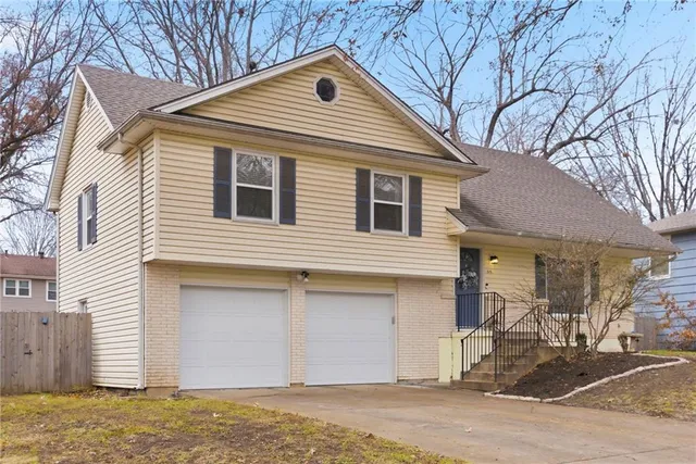 $355,000 | 515 South Meadowbrook Lane, Olathe, KS 66062