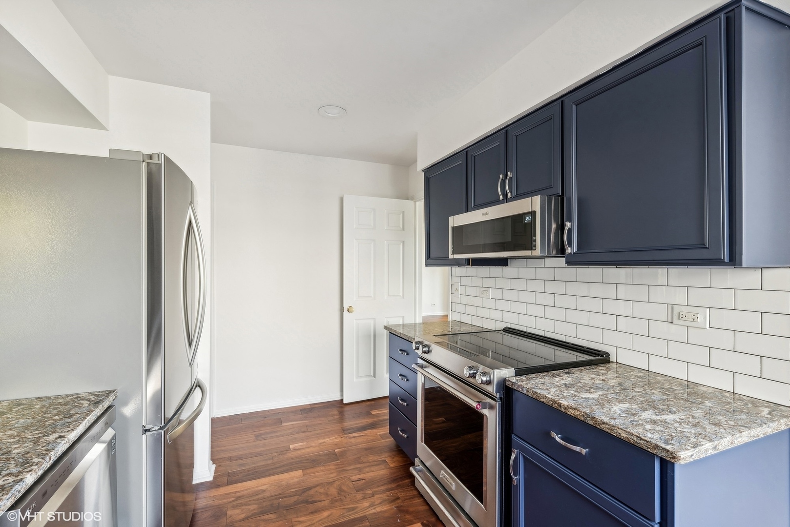 774 Shoreline Road, Unit D Lake Barrington, IL 60010 - Photo 5 of 21 Gallery Image 5