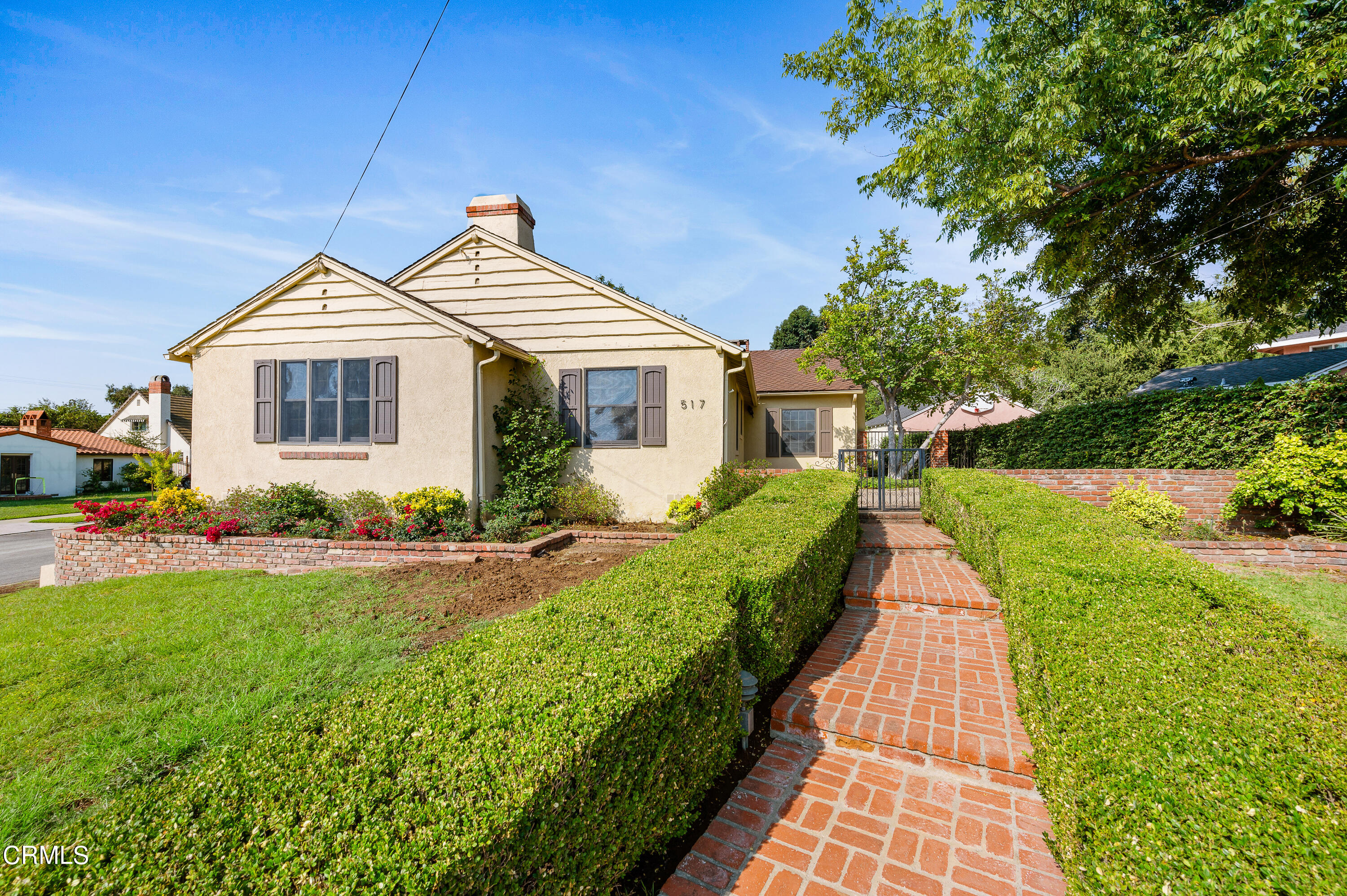 a view of a house with backyard and garden