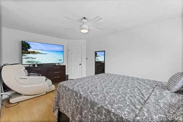 a en suite bathroom with a toilet sink and mirror