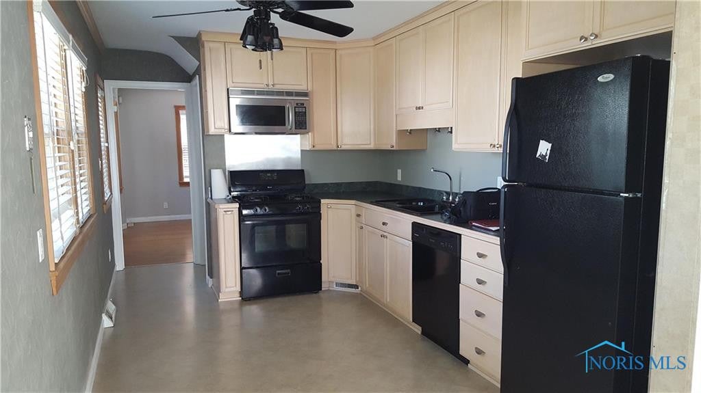 2102 Mansfield Road Toledo, OH 43613 - Photo 10 of 25 Another view of the remodeled Kitchen.