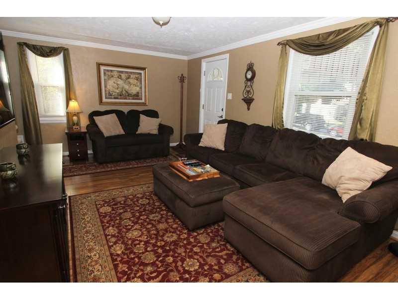 847 Shadycrest Road Beechview, PA 15216 - Photo 5 of 22 Living Room.