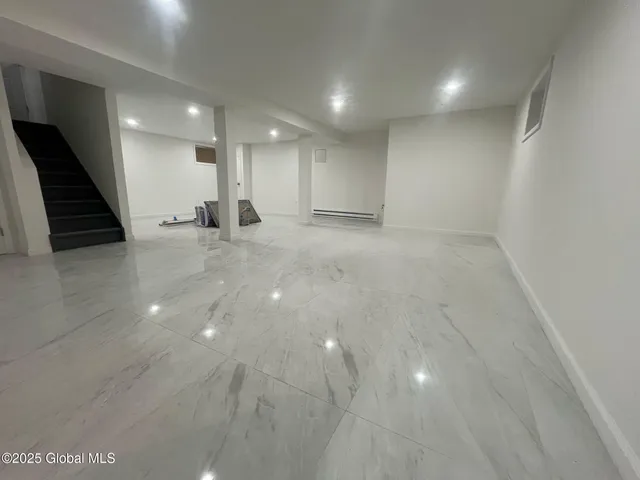 $2,100 | 86 Hackett Boulevard, Unit 2, Albany, NY 12209