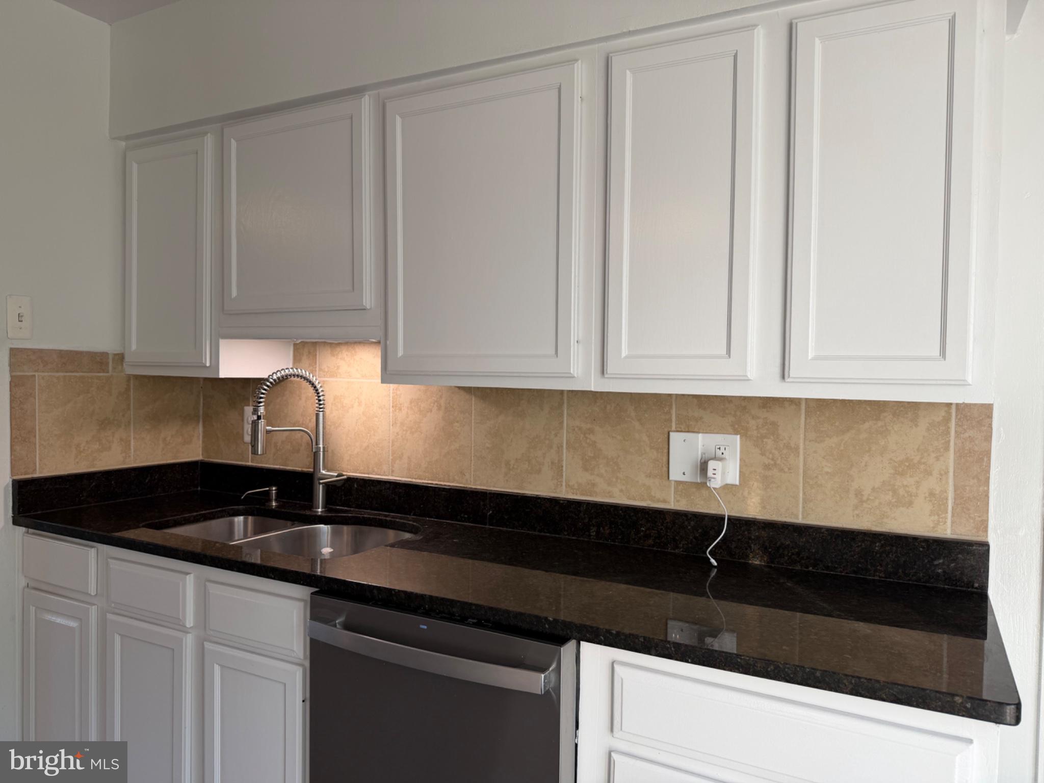 606 West Beech Road Sterling, VA 20164 - Photo 13 of 33 Kitchen with granite countetops