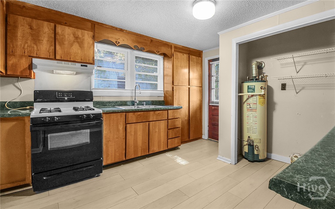 811 A West 52nd Street Savannah, GA 31405 - Photo 17 of 35 Kitchen