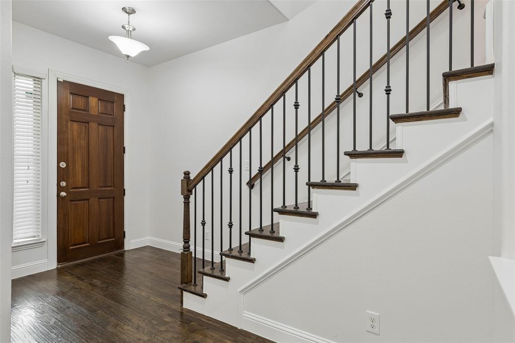833 Rohan Drive Richardson, TX 75081 - Photo 3 of 28 Gallery Image 3