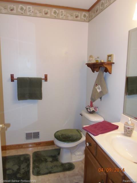 2264 Daley Road Lapeer, MI 48446 - Photo 15 of 22 2264 Daley bath.jpg