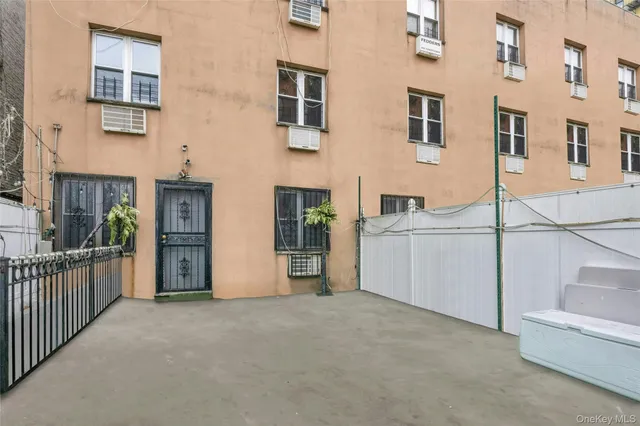 a view of entryway of a house