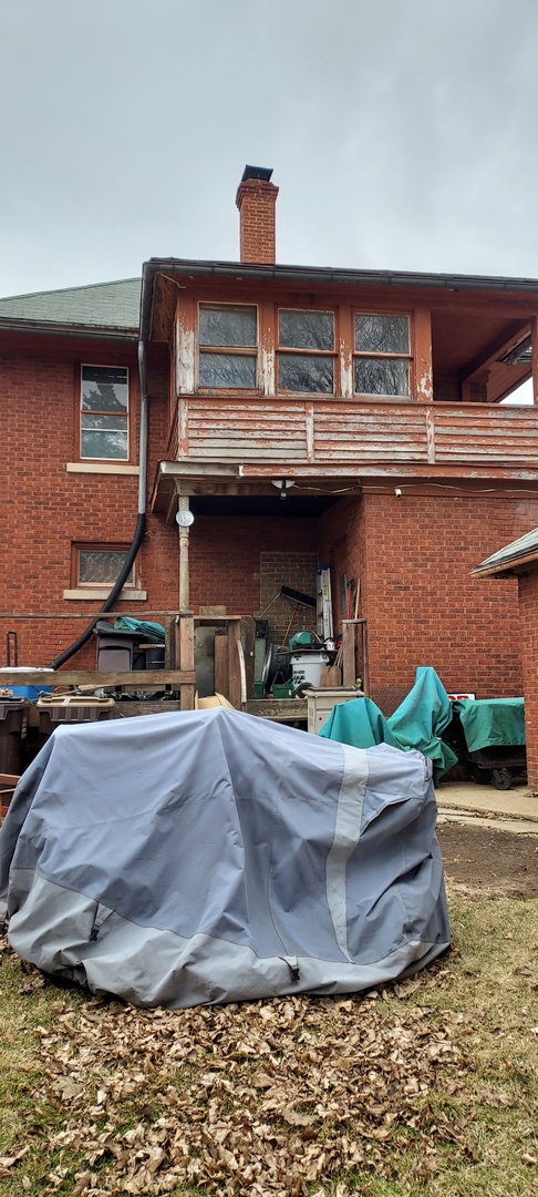 1231 South Float Avenue Freeport, IL 61032 - Photo 6 of 7 a view of a fireplace