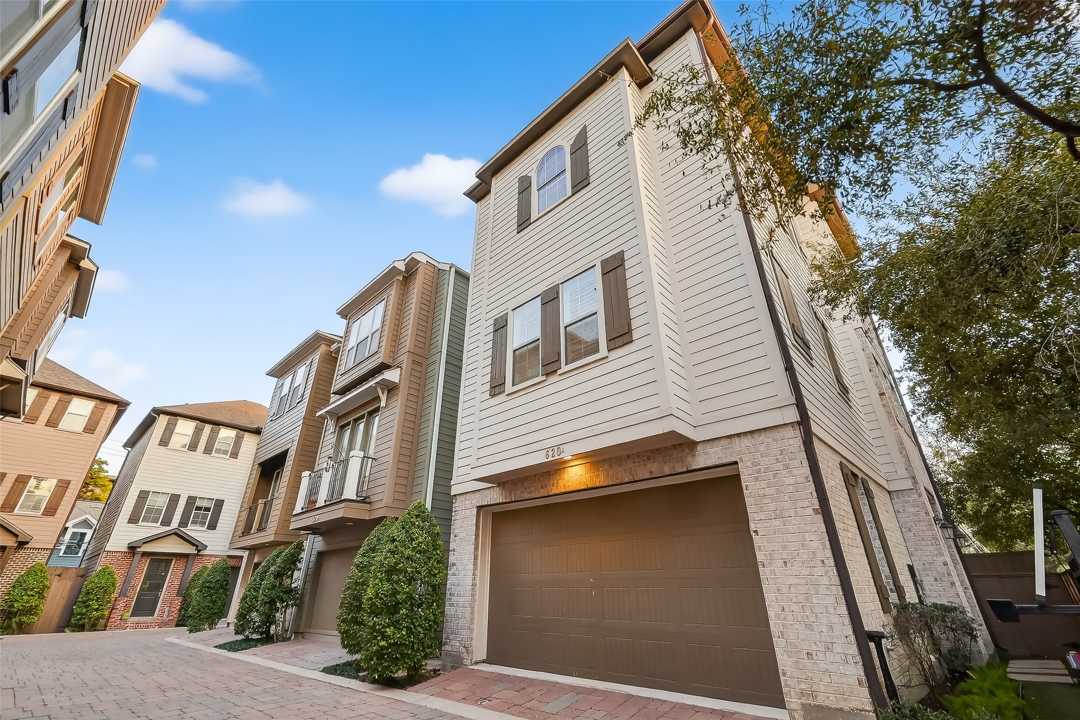 620 Rutland Street, Unit A Houston, TX 77007 - Photo 3 of 46 Another angle of 620Rutland #A. its within the 620 Rutland gated community.