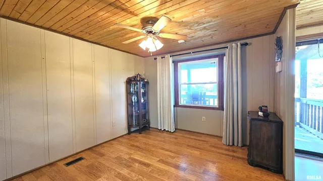 a view of entryway with livingroom