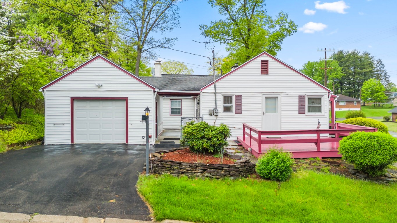 2906 Country Club Road Endicott, NY 13760 - Photo 2 of 33 Gallery Image 2
