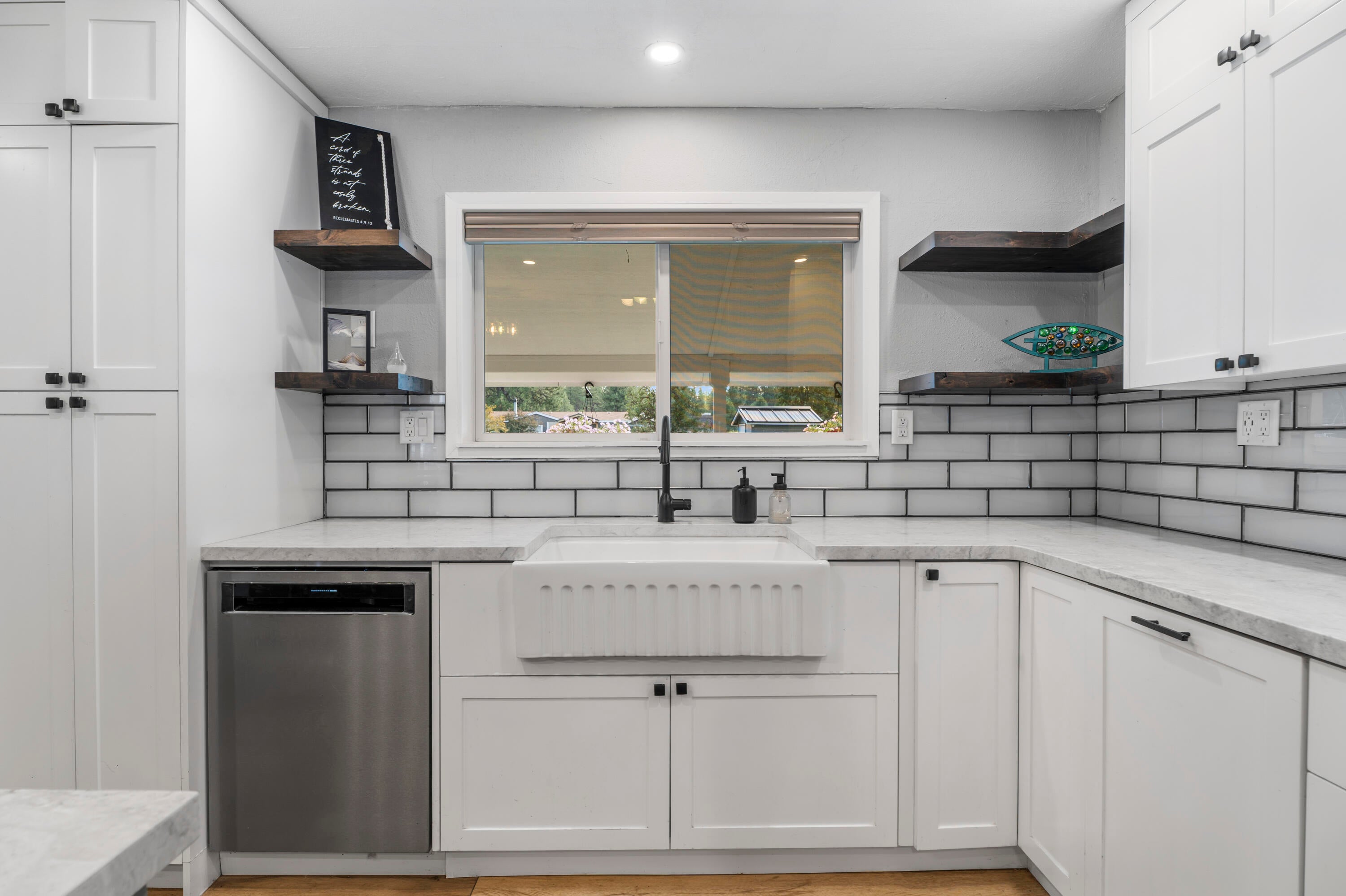 59773 Cheyenne Road Bend, OR 97702 - Photo 10 of 46 16-Kitchen