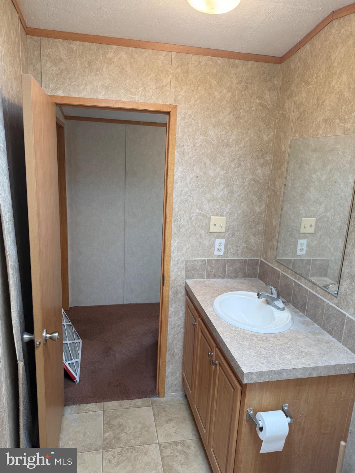 5 Revolutionary Road Mount Bethel, PA 18343 - Photo 17 of 28 Cozy bathroom with modern finishes.