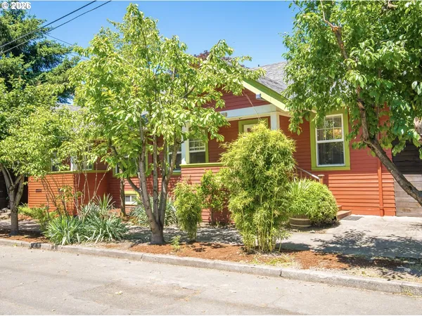 $674,000 | 2405 Southeast Cora Street, Portland, OR 97202