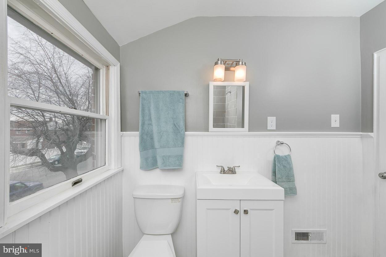 1960 Ormand Road Baltimore, MD 21222 - Photo 15 of 26 Bath (Master)