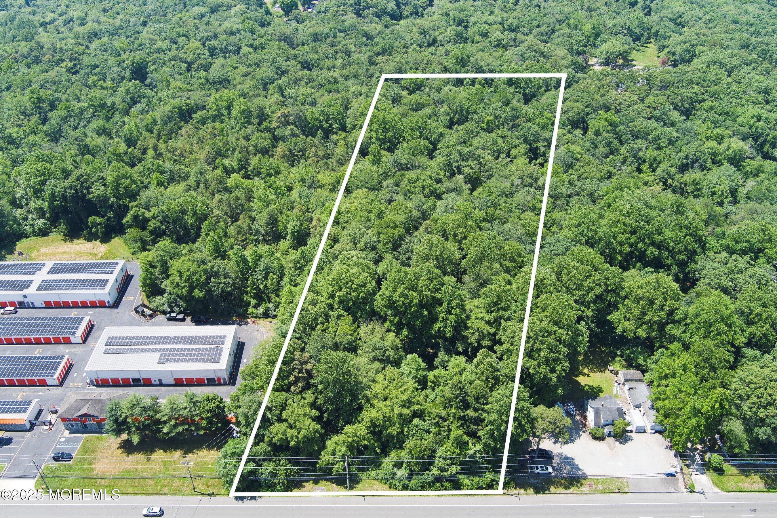 185 North County Line Road Jackson, NJ 08527 - Photo 4 of 22 a view of a yard