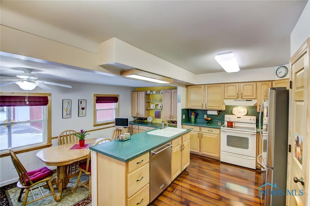 1423 Cass Road Maumee, OH 43537 - Photo 10 of 35 Kitchen also features a buffet and Pantry