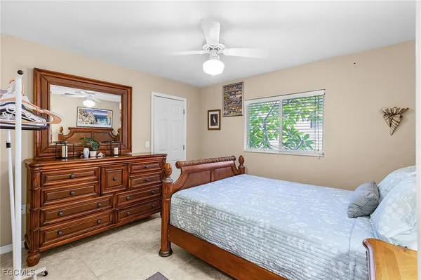 a bedroom with a bed and a dresser in it