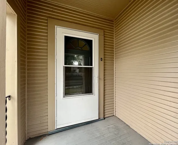 a view of a house with backyard