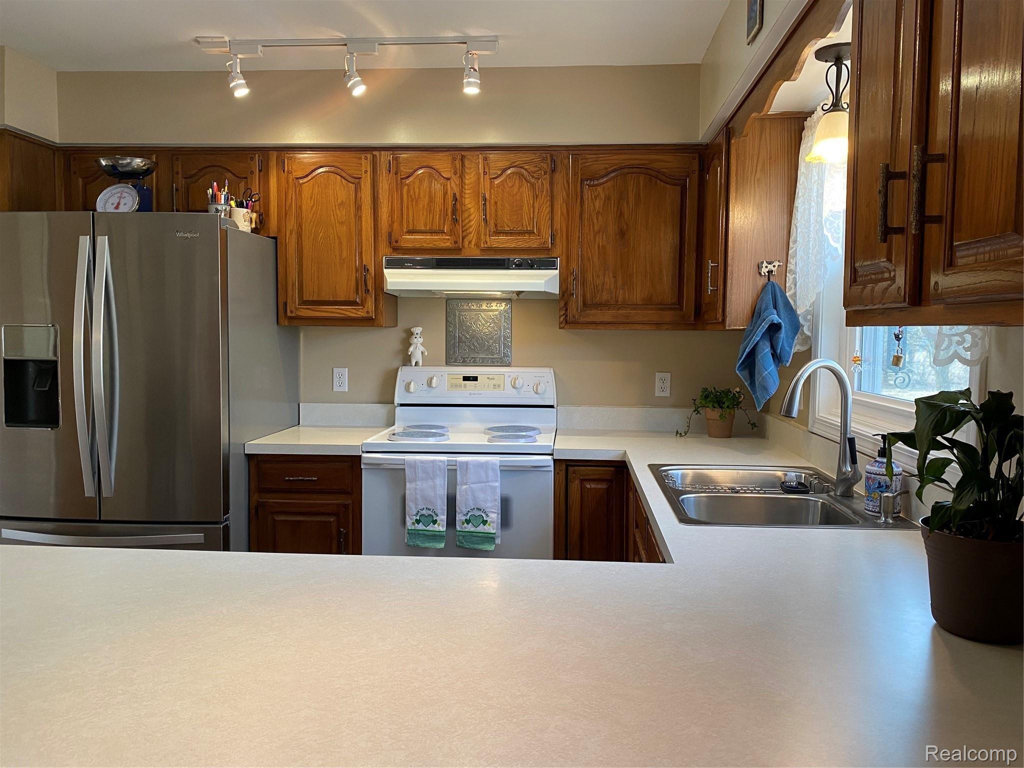 270 South Kern Road Fowlerville, MI 48836 - Photo 25 of 55 Kitchen Has Lots Of Storage!