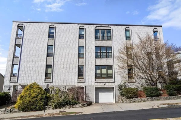 $3,300 | 405 Langley Road, Unit 2B, Newton, MA 02459