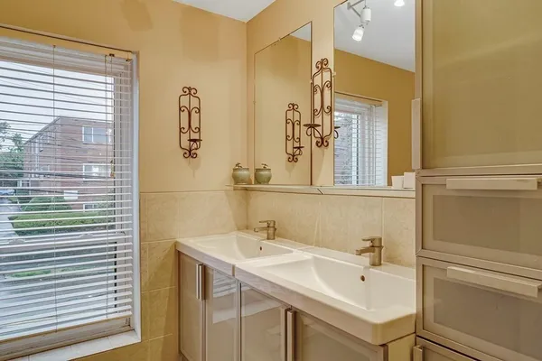 $3,300 | 405 Langley Road, Unit 2B, Newton, MA 02459