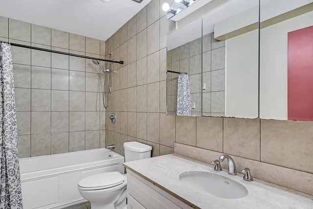 $3,300 | 405 Langley Road, Unit 2B, Newton, MA 02459