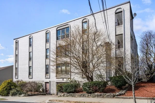 $3,300 | 405 Langley Road, Unit 2B, Newton, MA 02459