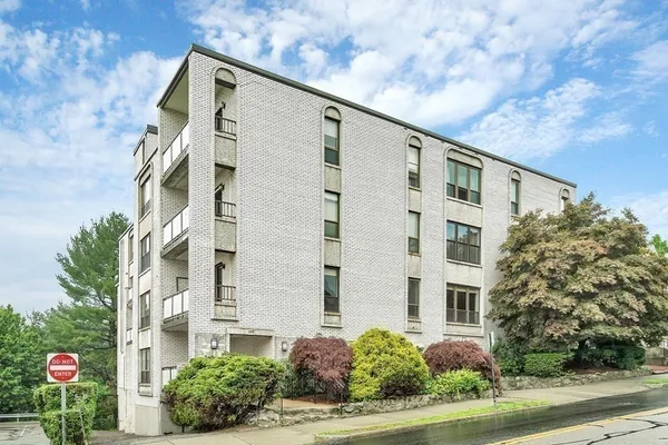 $3,300 | 405 Langley Road, Unit 2B, Newton, MA 02459