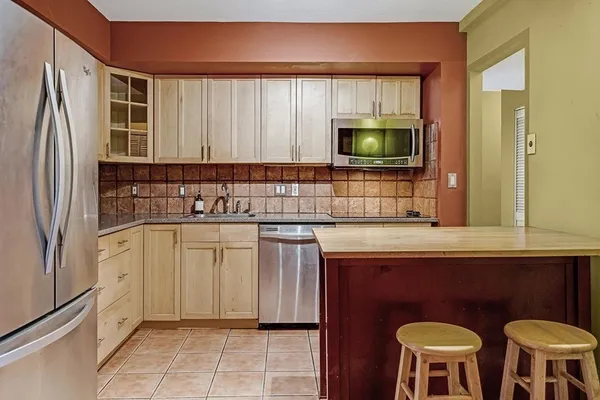 $3,300 | 405 Langley Road, Unit 2B, Newton, MA 02459