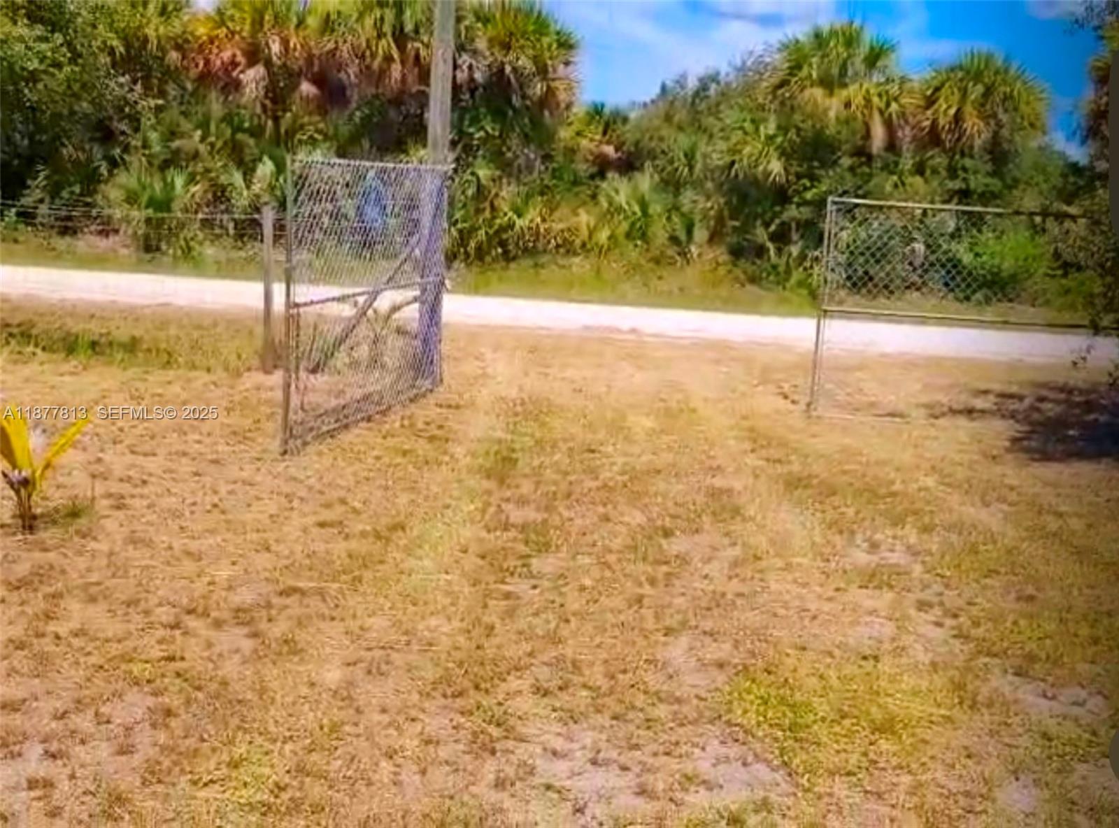 320 South Trebol Street Clewiston, FL 33440 - Photo 3 of 20 a view of a street