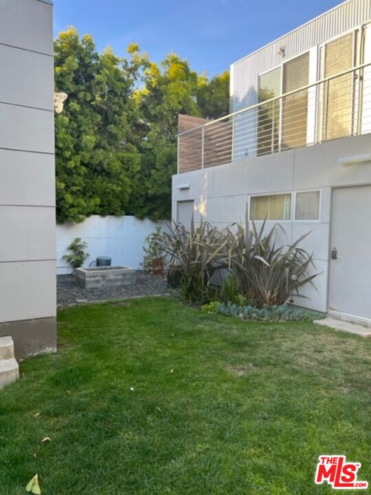 2030 Walnut Avenue Venice, CA 90291 - Photo 11 of 20 a view of a back yard of the house