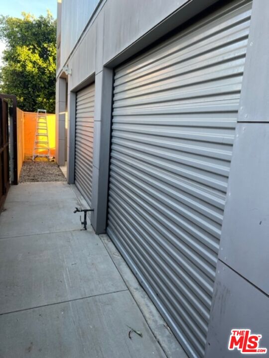 2030 Walnut Avenue Venice, CA 90291 - Photo 20 of 20 a view of a garage