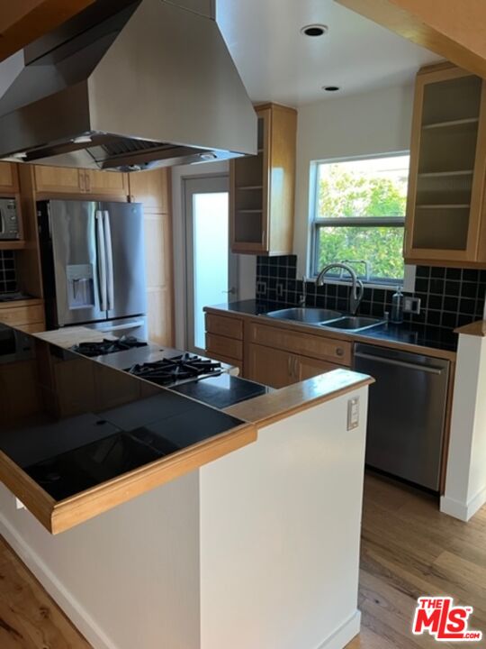 2030 Walnut Avenue Venice, CA 90291 - Photo 4 of 20 a kitchen with a stove and a microwave
