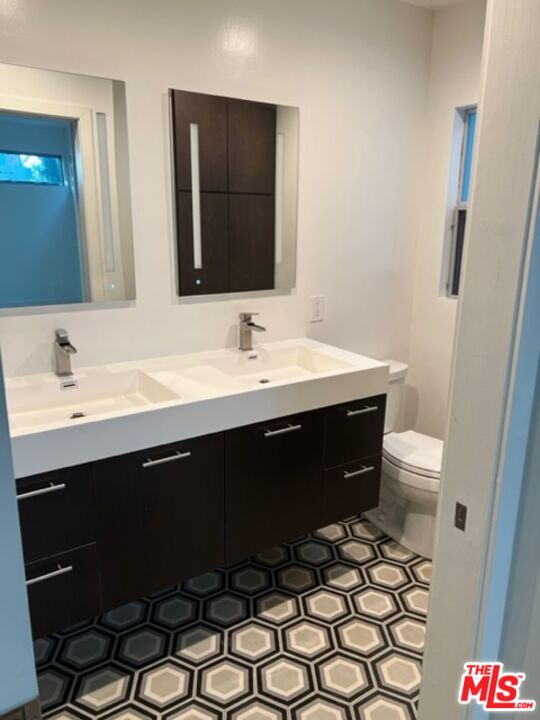 2030 Walnut Avenue Venice, CA 90291 - Photo 9 of 20 a bathroom with a sink a toilet a mirror and shower