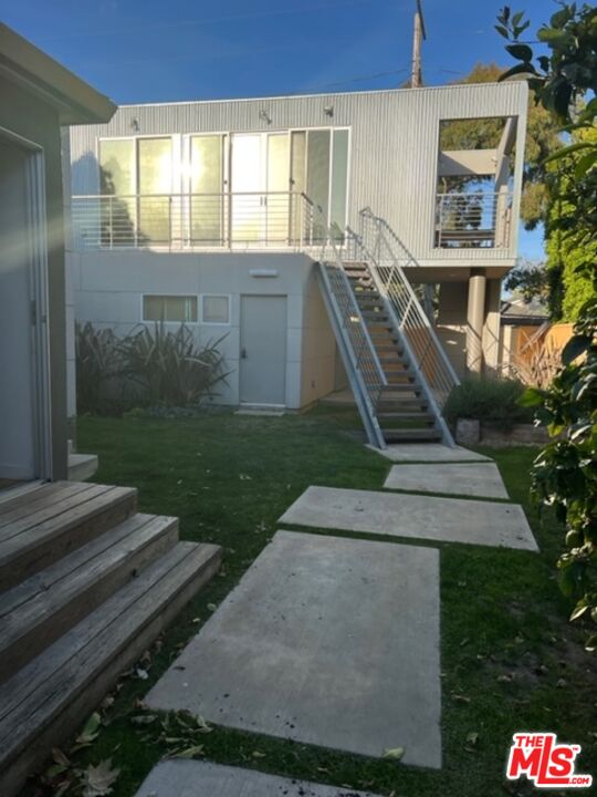 2030 Walnut Avenue Venice, CA 90291 - Photo 10 of 20 a view of outdoor space and yard