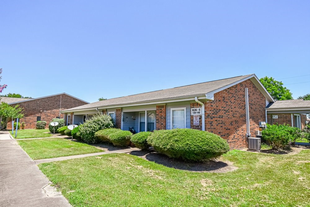 576 Ellen Powell Hempstead, TX 77445 - Photo 6 of 13 a view of a house with backyard and garden