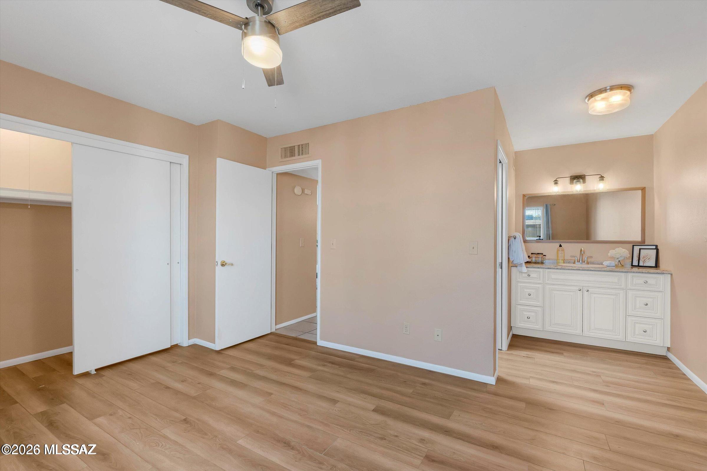 9111-162 North Oracle Road, Unit 162 Tucson, AZ 85704 - Photo 5 of 9 Primary bedroom & Bath