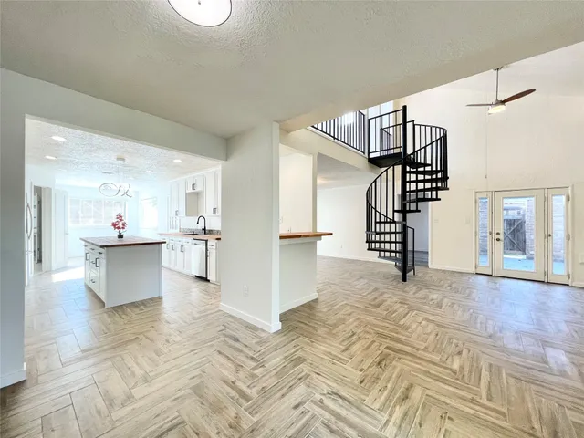 a view of a backyard with plants and palm trees