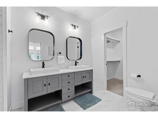 a en suite bathroom with double vanity sinks and a mirror