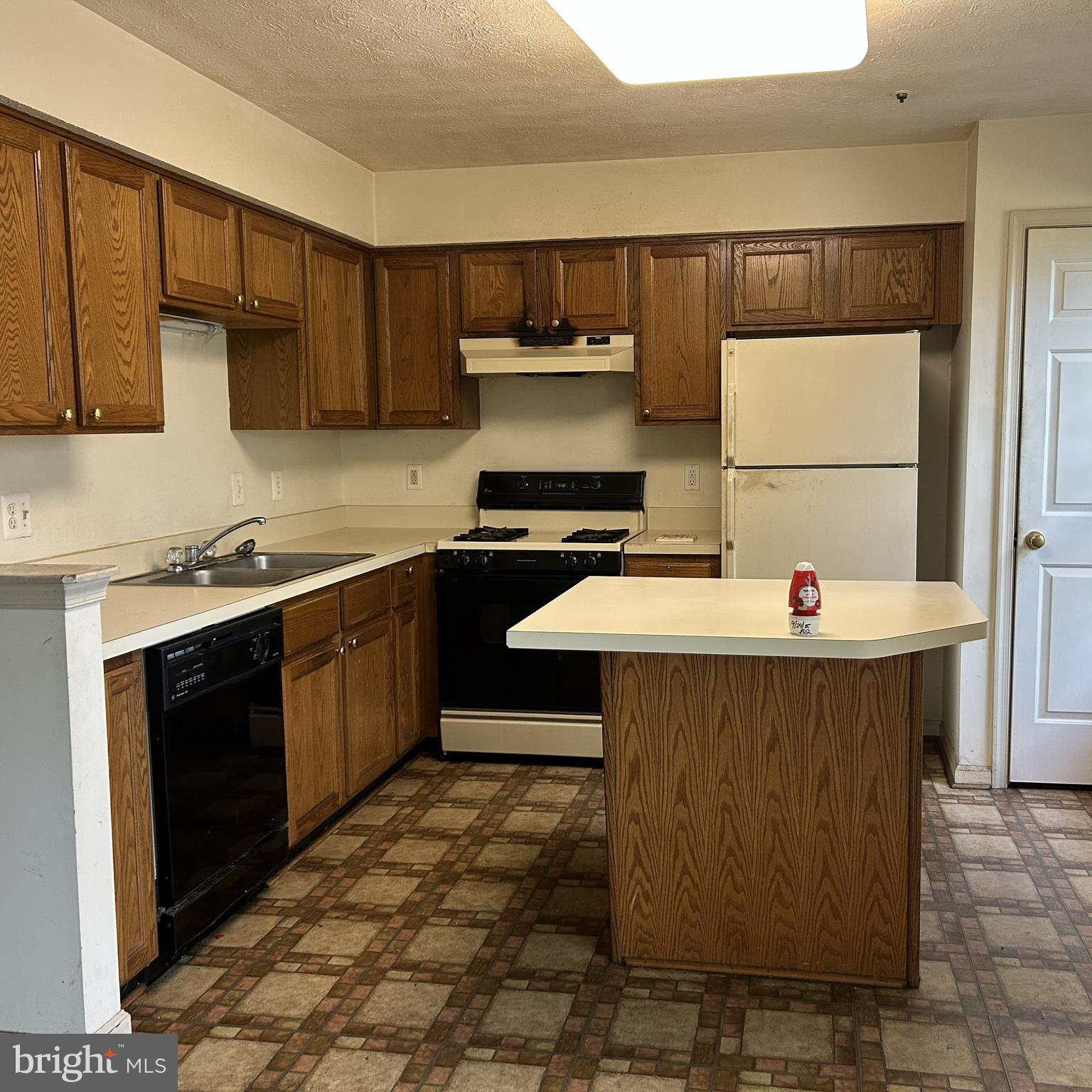 2024 South Anvil Lane Temple Hills, MD 20748 - Photo 3 of 9 a kitchen with a sink and cabinets