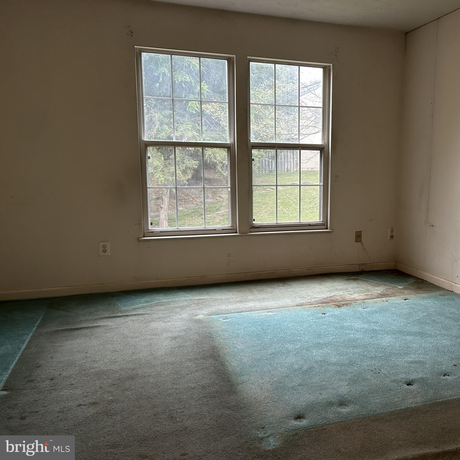 2024 South Anvil Lane Temple Hills, MD 20748 - Photo 6 of 9 an empty room with a window